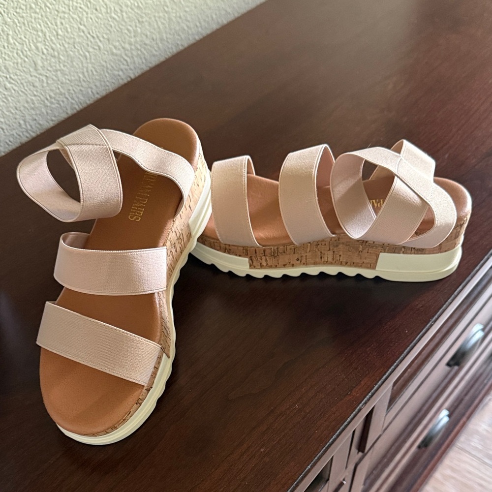 Nwt never worn Dream Pairs Beige Strap Sandals